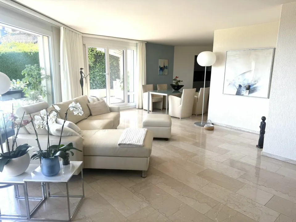 Maison de terrasse 3,5 pièces dans un emplacement calme et ensoleillé avec vue dégagée sur le lac de Zurich et les Alpes