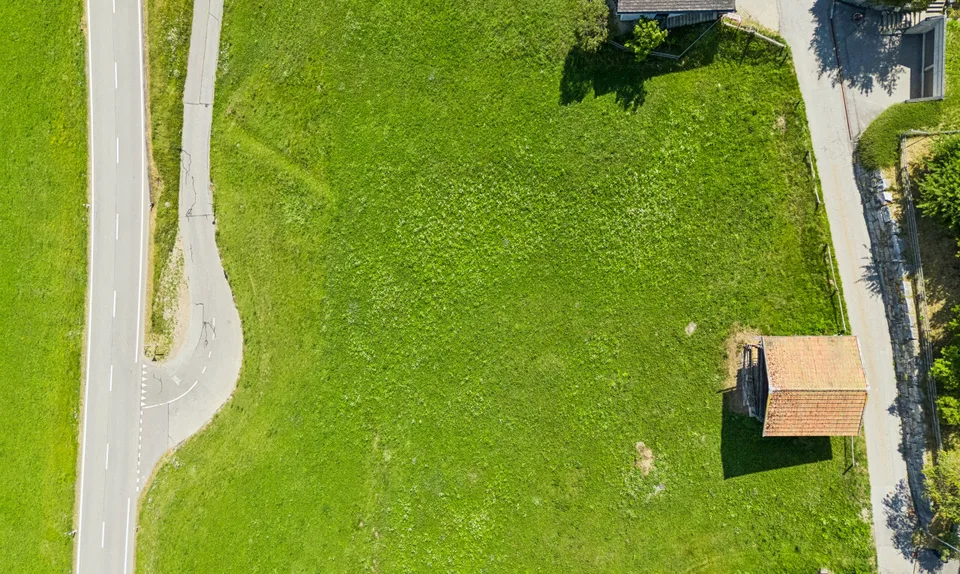 Terrain spacieux avec part de terrain constructible à Davos Wiesen