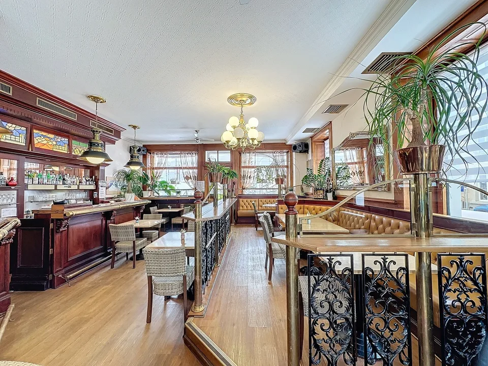 Bâtiment à usage mixte avec restaurant