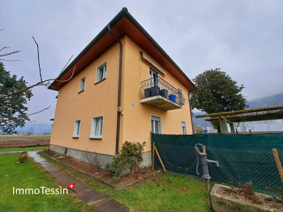 PER GLI AMANTI DEI CANI E GLI INVESTITORI: Casa completamente affittata con 2 appartamenti e rinomata scuola per cani ad un prezzo eccezionale