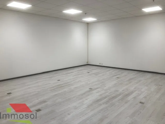 A louer : surfaces commerciales avec belle luminosité naturelle