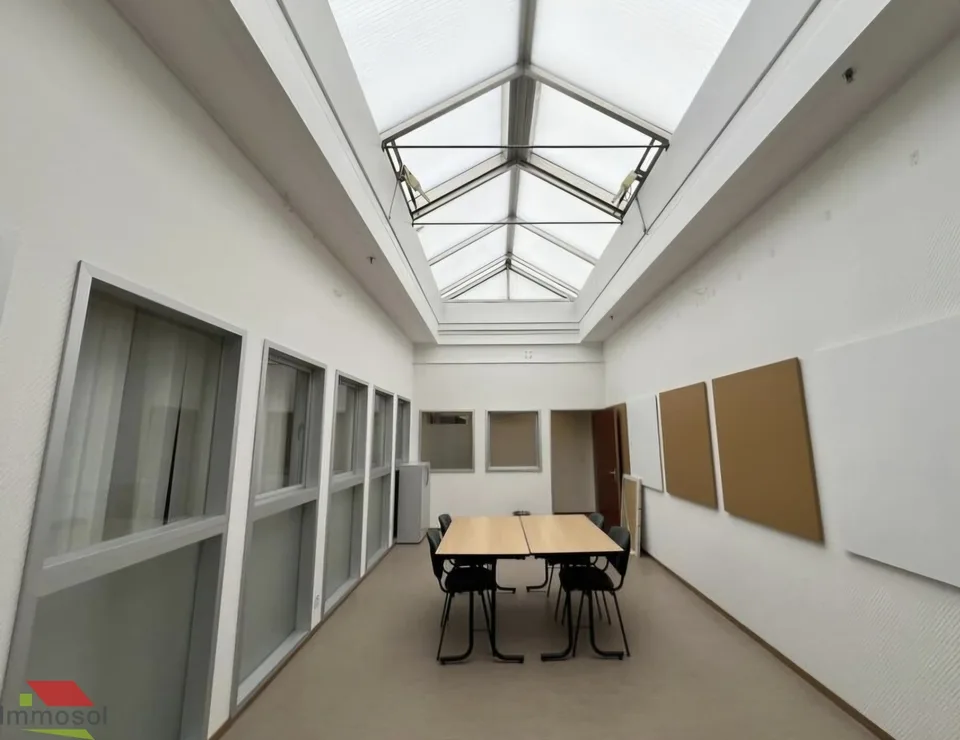 A louer : surfaces commerciales avec belle luminosité naturelle