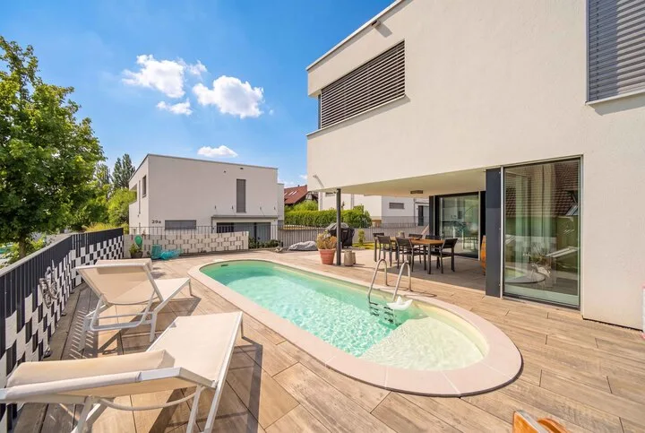 FREISTEHENDES 6.5 ZIMMER EINFAMILIENHAUS MIT SWIMMINGPOOL