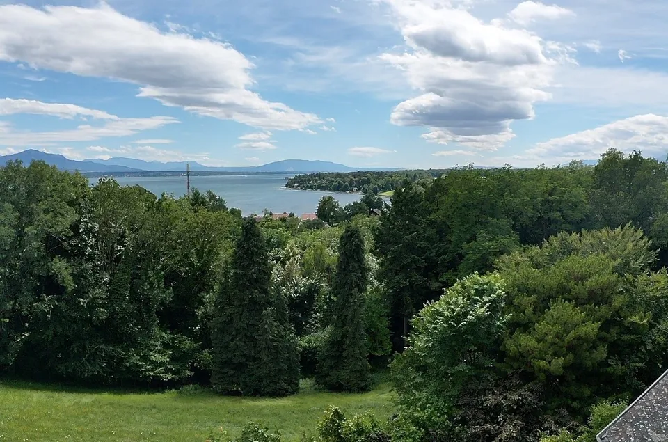 Propriété avec vue à Dully, excellent potentiel de constructibilité