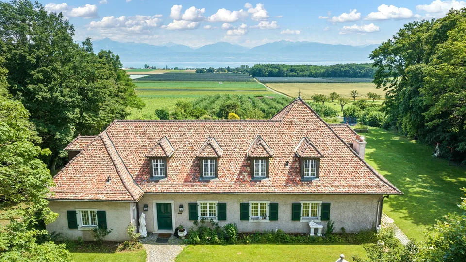 Très belle propriété familiale au coeur des vignes avec piscine à Etoy