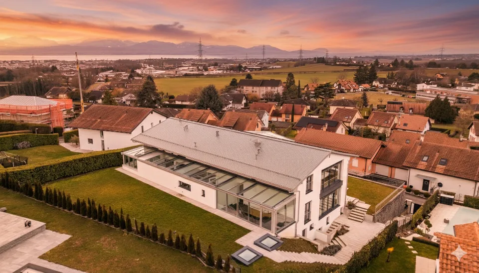 Villa pour collectionneurs automobiles avec SPA et piscine intérieur