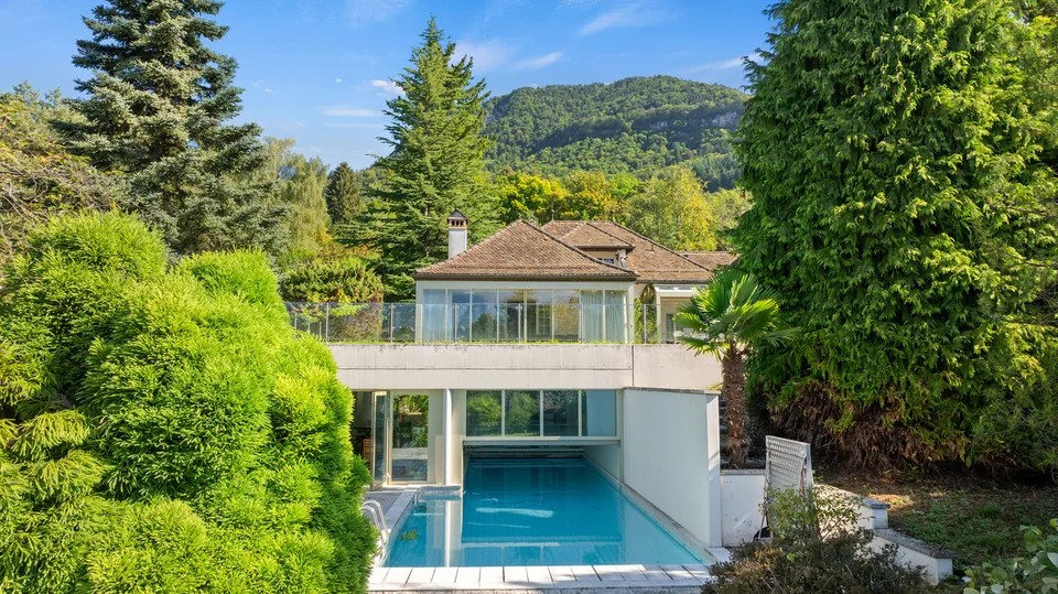 Propriété de charme à rénover, vue et piscine intérieure à St-Légier