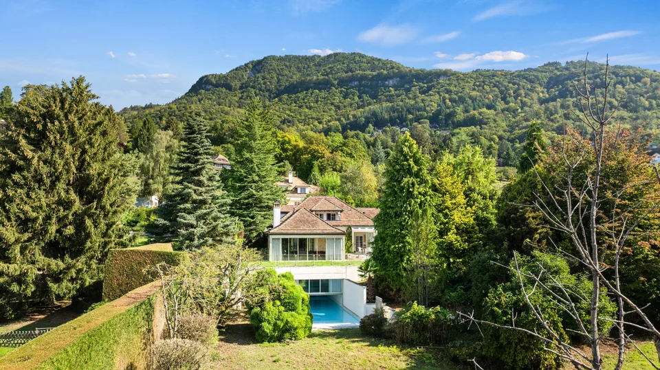 Propriété de charme à rénover, vue et piscine intérieure à St-Légier