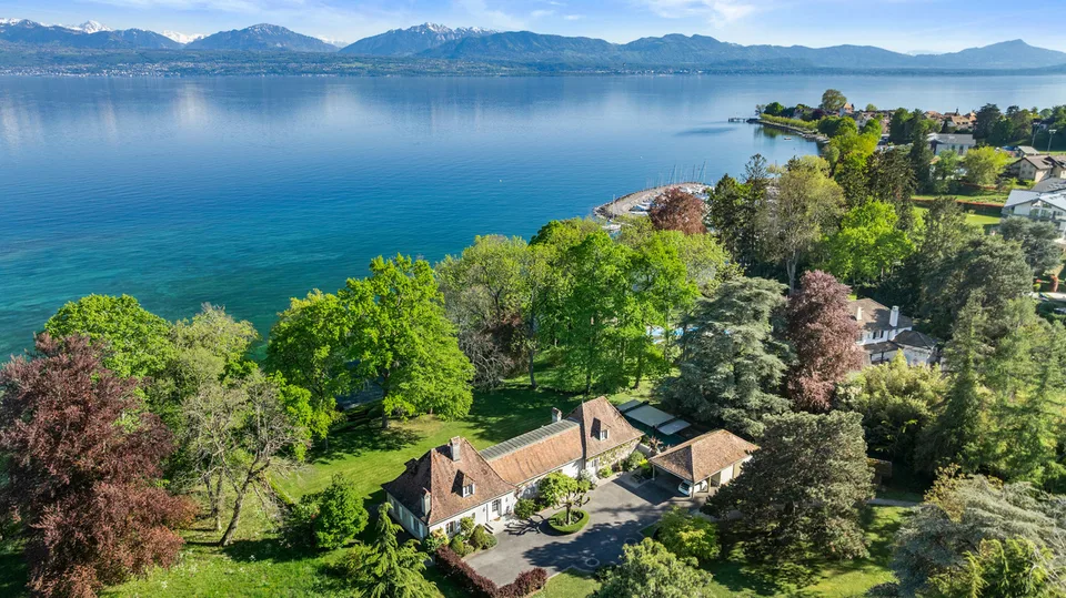 Très belle propriété "pied dans l'eau" à fort potentiel , St Prex