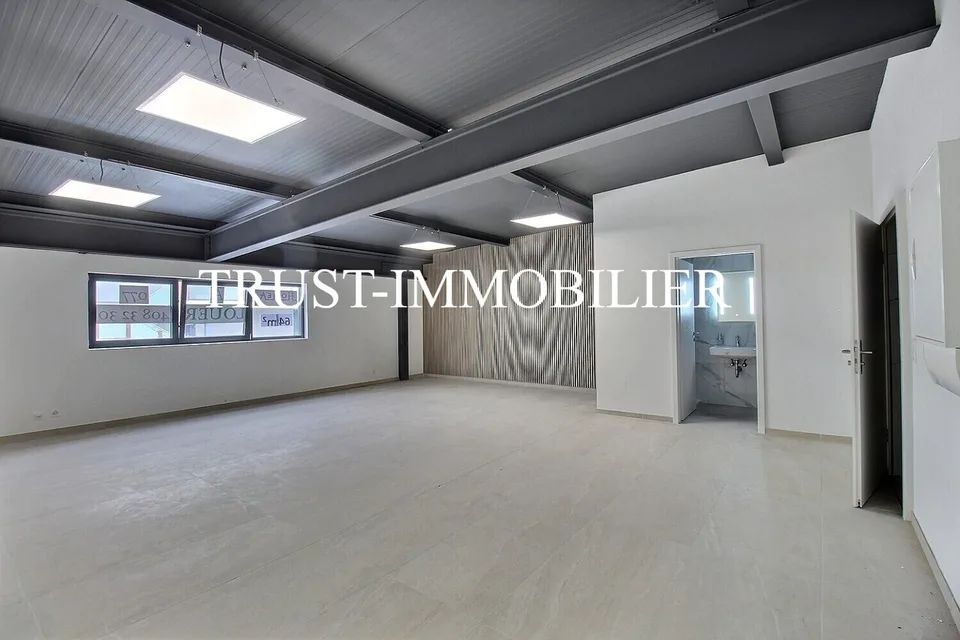 9001M-Saxon-Surface commerciale moderne de 64 m²