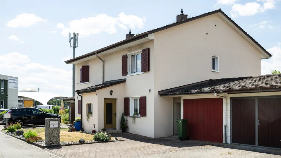 CHARMANTE DOPPELHAUSHÄLFTE MIT SONNIGEM GARTEN