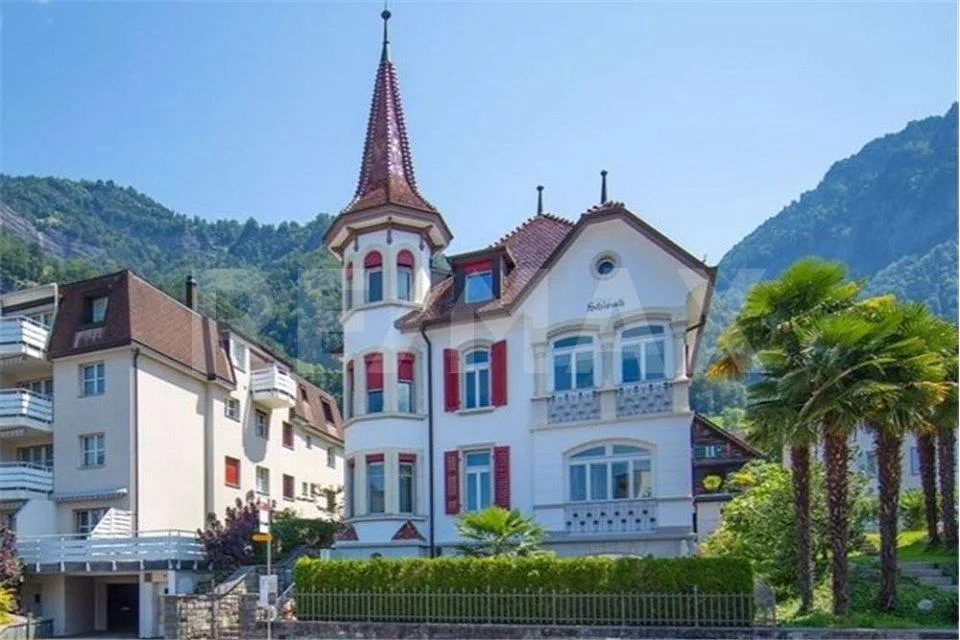 Zur Dauervermietung, charmante 3.5-Zimmer-Dachwohnung im Schlössli in Vitznau