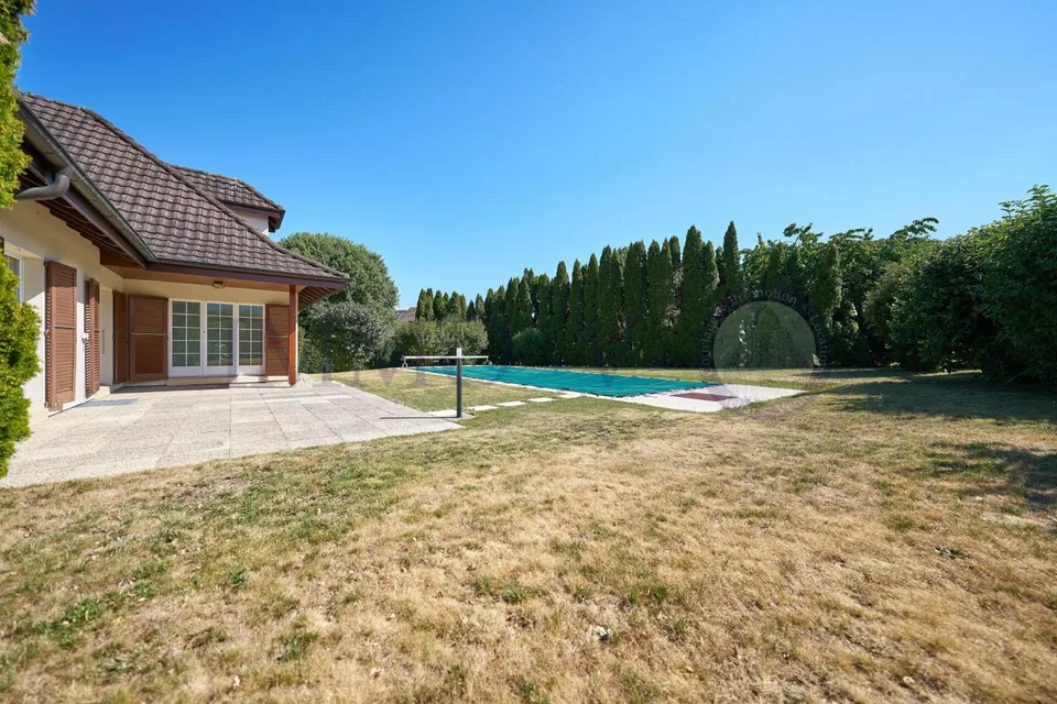SPACIOUS HIGH-QUALITY VILLA WITH LARGE GARDEN AND SWIMMING POOL