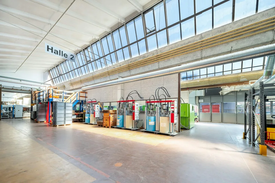 1'300 m2 5,5 m hohe Shedhalle mit grosszügiger Anlieferung, grossen Toren, hoher Bodenlast