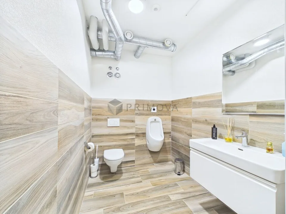 Showroom, entrepôt et terrasse sur le toit - rendement brut réalisable jusqu'à 6 %