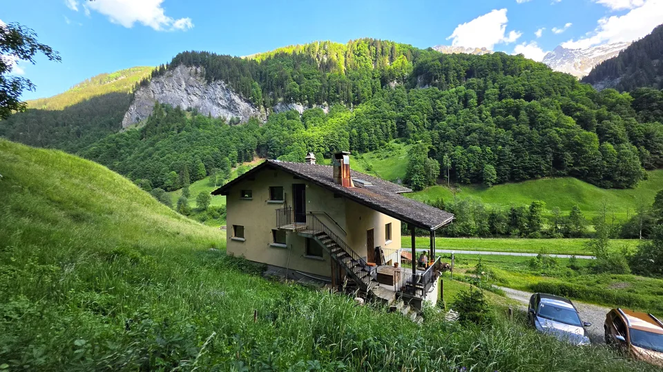 6-Zimmer-Zweifamilienhaus mit Panorama, Schwendi im Weisstannental SG