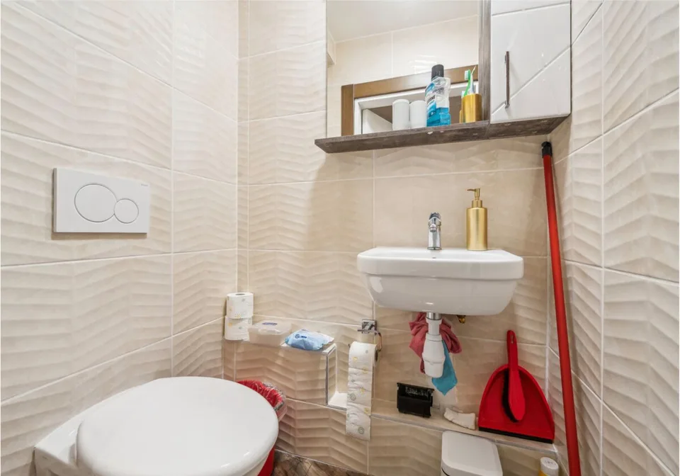 Casa plurifamiliare completamente ristrutturata con uso residenziale e commerciale in posizione centrale – foto 7 di 9