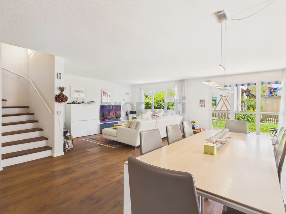 Gepflegtes Doppeleinfamilienhaus mit PV-Anlage und viel Platz an der Stadtgrenze zu Aarau