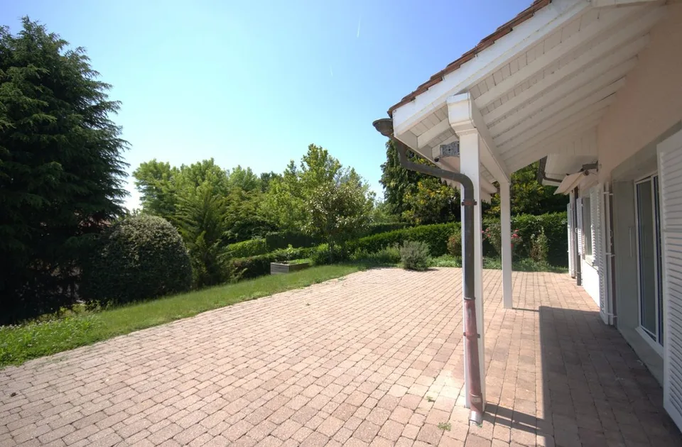 SAINT-PREX - DEUX VILLAS AU BORD DU LÉMAN, AVEC ACCÈS PRIVATIF AU LAC
