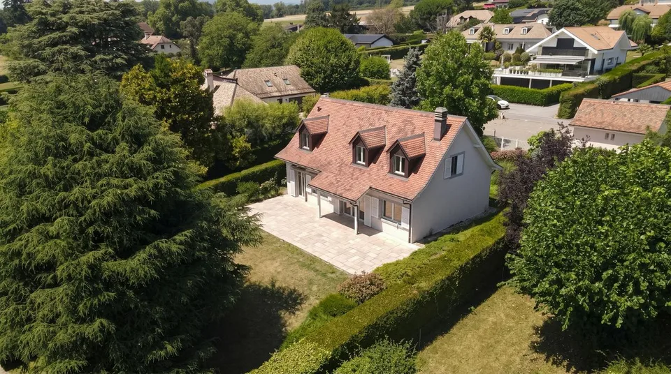 SAINT-PREX - DEUX VILLAS AU BORD DU LÉMAN, AVEC ACCÈS PRIVATIF AU LAC