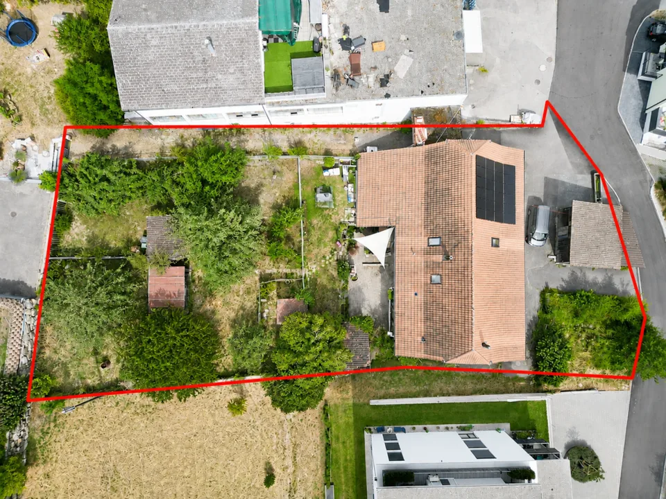 Mehrfamilienhaus mit Bauland an attraktiver Lage