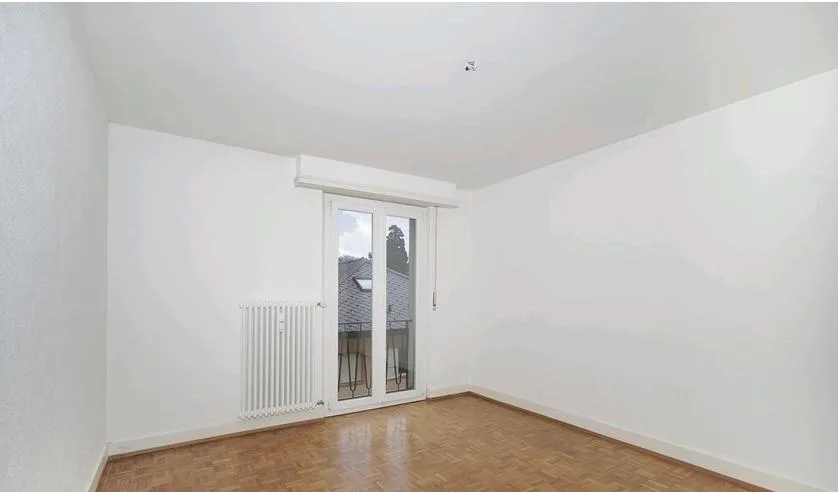 Vier-Zimmer-Wohnung zur Miete in der Rue du Petit-Chasseur in Sion im 3. Stock eines kleinen Gebäudes mit Balkon