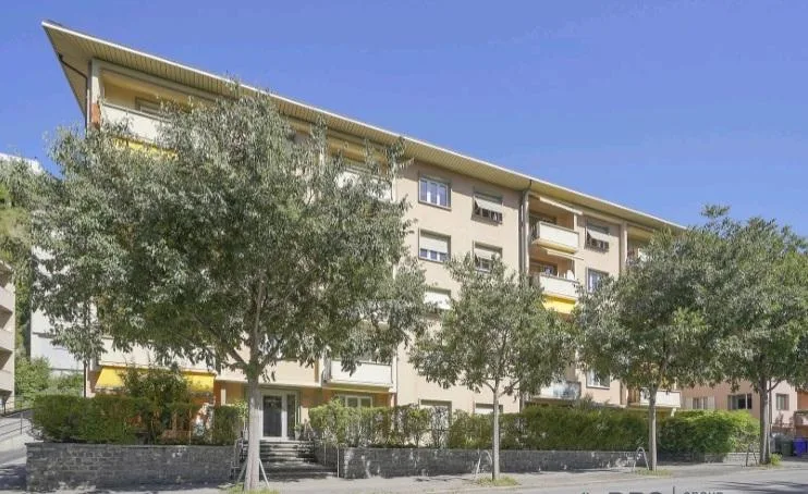 Vier-Zimmer-Wohnung zur Miete in der Rue du Petit-Chasseur in Sion im 3. Stock eines kleinen Gebäudes mit Balkon