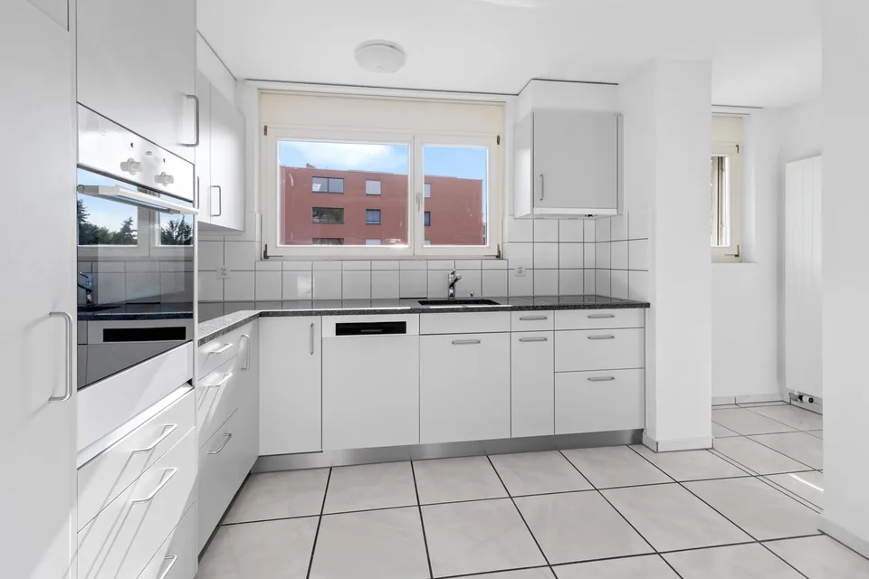 Grosszügige 3.5-Zimmer-Wohnung in Thalwil mit 2 Balkonen, Cheminée & Waschturm
