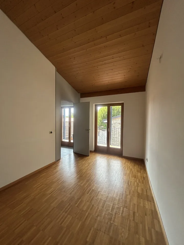 PONTE CAPRIASCA - HÄUSLIEGENSCHAFT VON 5 ZIMMERN IM KERN