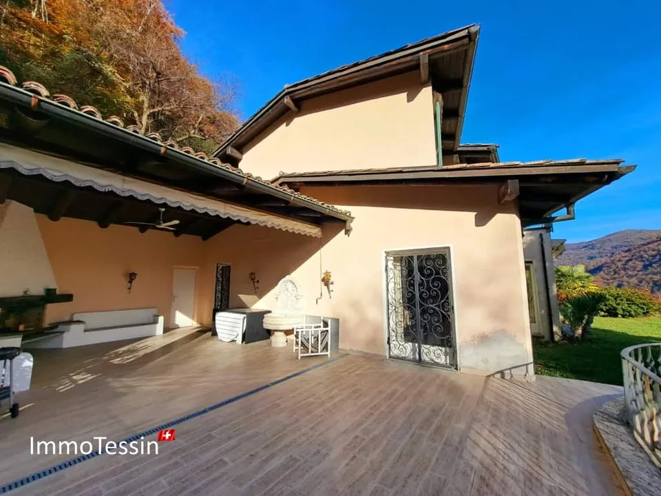 Exklusive Luxus Villa mit Hallenbad, Garten & Seesicht an top Lage, mit eigenem Wald für 100% Privacy nähe Lugano – Foto 6 von 13