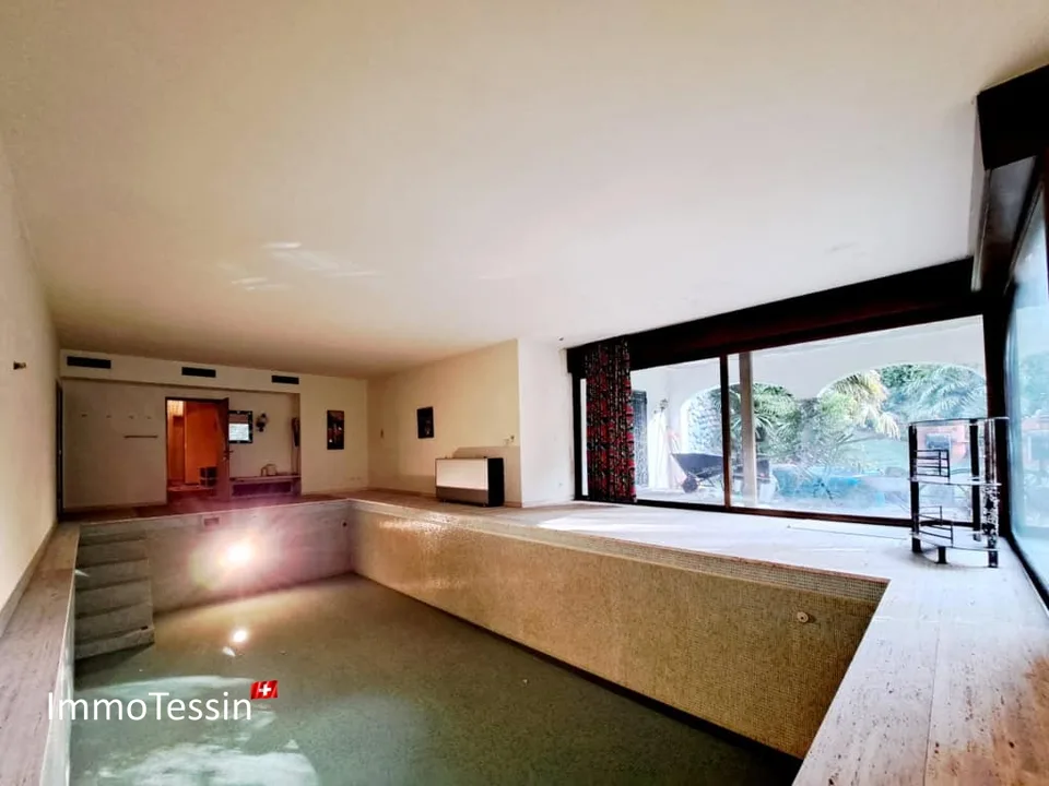 Exklusive Luxus Villa mit Hallenbad, Garten & Seesicht an top Lage, mit eigenem Wald für 100% Privacy nähe Lugano – Foto 12 von 13