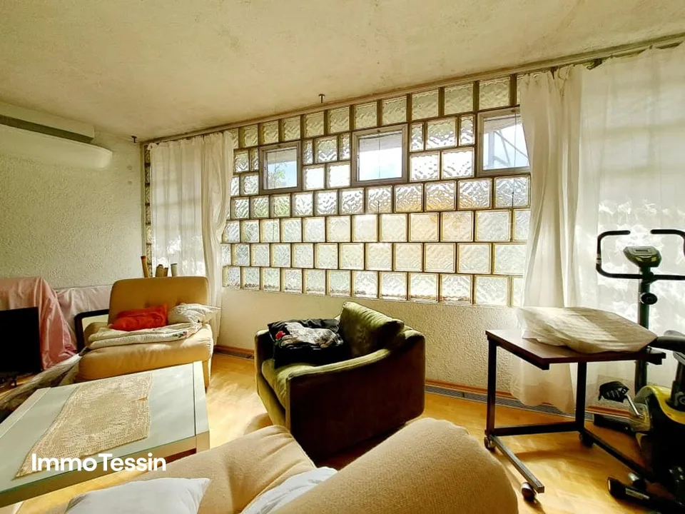 RENDITE: Haus mit 3 Wohnungen an top Lage, mit Seesicht, Innenpool & grossem Garten