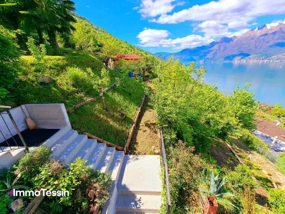 Rareté : Villa moderne avec 2 appartements & terrain avec vue unique sur le lac au-dessus du lac Majeur à perte de vue