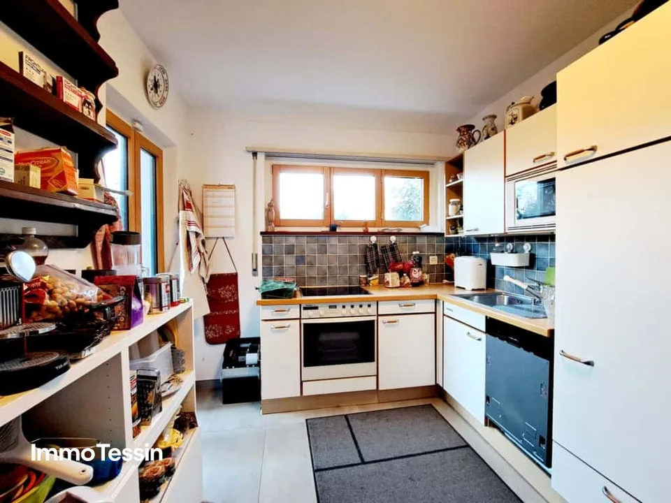 Exclusive villa with large garden in a prime location between Lake Maggiore and Lake Lugano