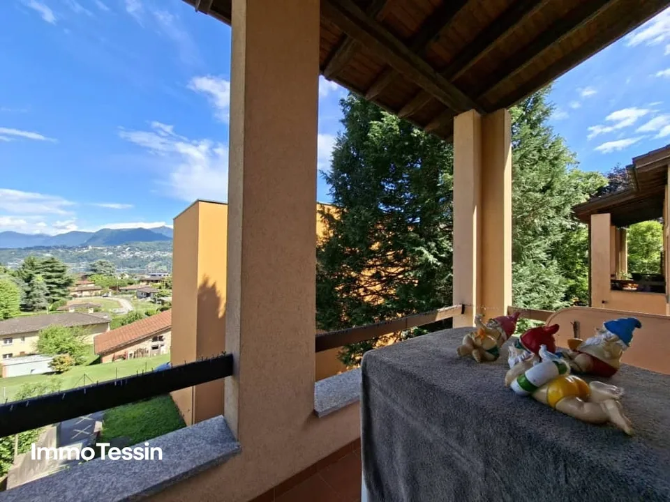 Grosszügiges & schönes Haus an ruhiger und sonniger Lage mit Garten, Terrassen und Parkplätzen nähe Lugano