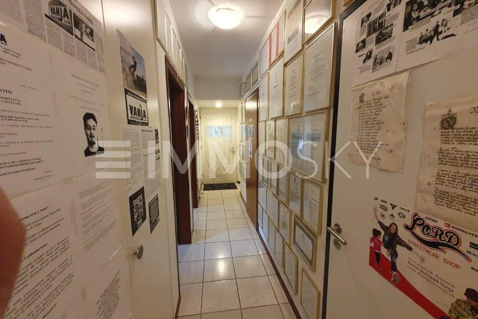 Elegant and Welcoming Office for Studios and Professionals
