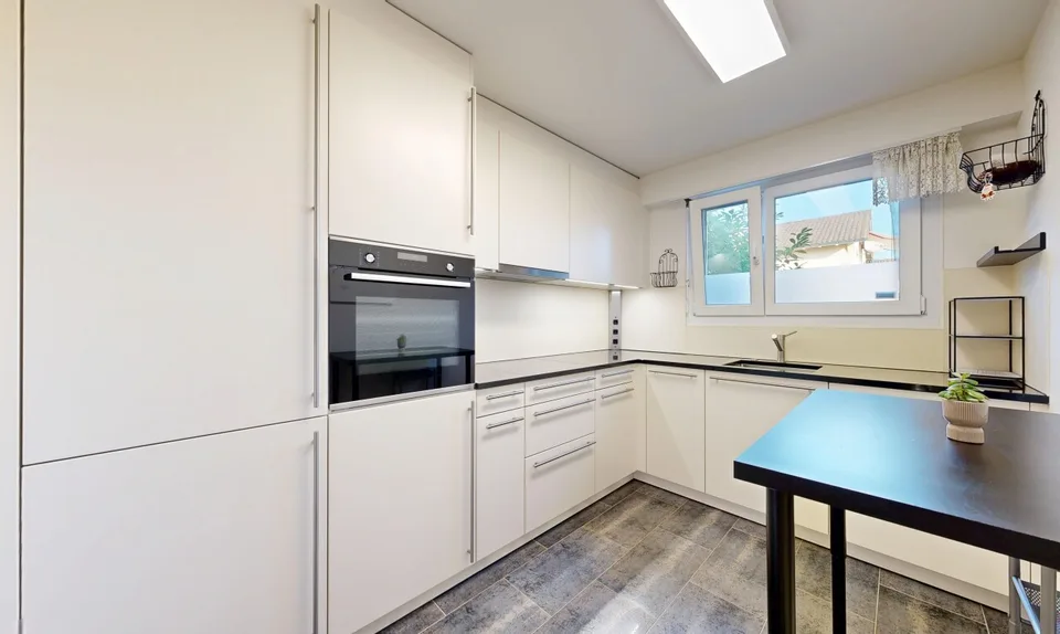 Renovated 3.5-room apartment with balcony and garden in Oberwil – photo 10 of 11