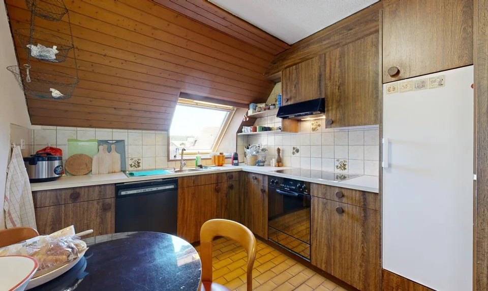 Ampio appartamento di 4,5 stanze con camino, balcone e potenziale di ampliamento – foto 8 di 11