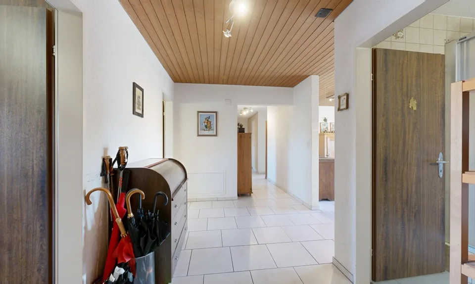 Ampio appartamento di 4,5 stanze con camino, balcone e potenziale di ampliamento – foto 7 di 11