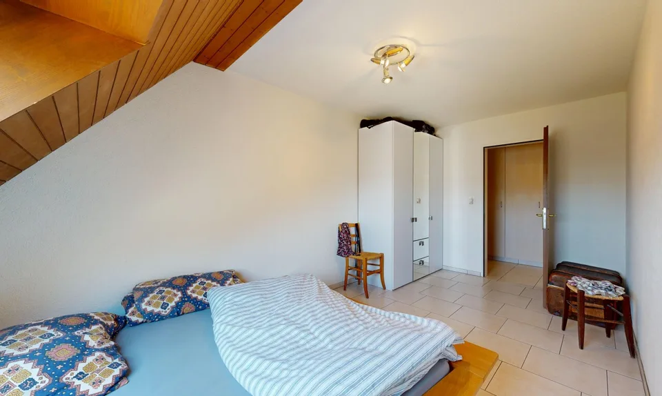 Ampio appartamento di 4,5 stanze con camino, balcone e potenziale di ampliamento – foto 10 di 11