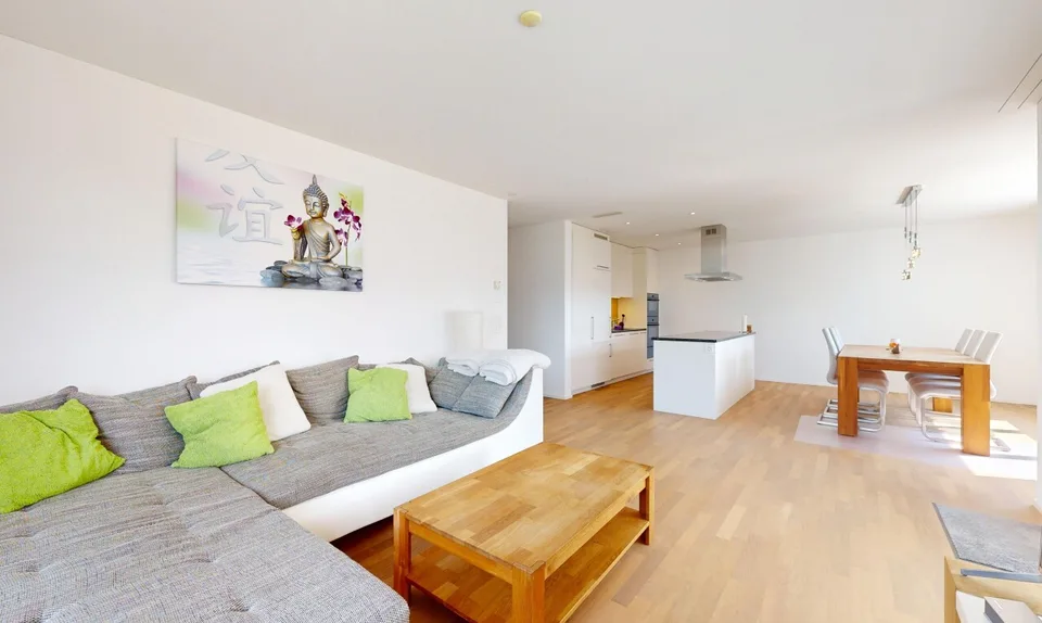 Gepflegte 4.5-Zimmer WHG mit grosszügigem Balkon und zwei TG-Plätzen