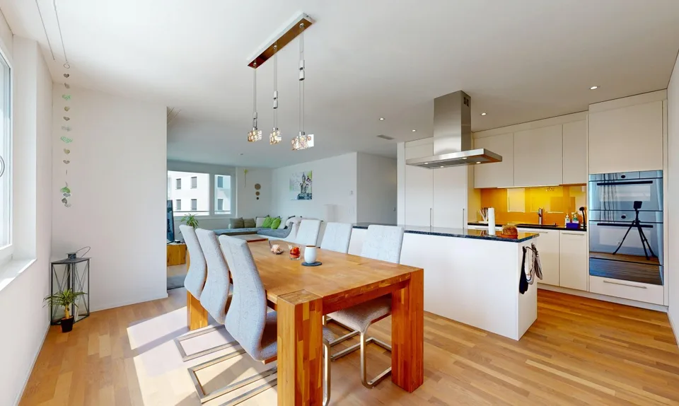 Gepflegte 4.5-Zimmer WHG mit grosszügigem Balkon und zwei TG-Plätzen