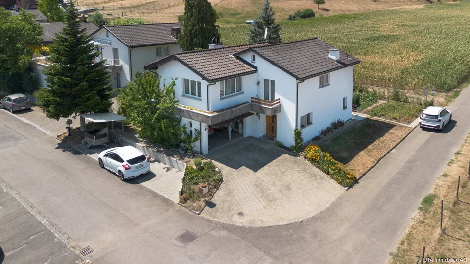 Einfamilienhaus mit wunderschönem Garten, direkt angrenzend an die Lan