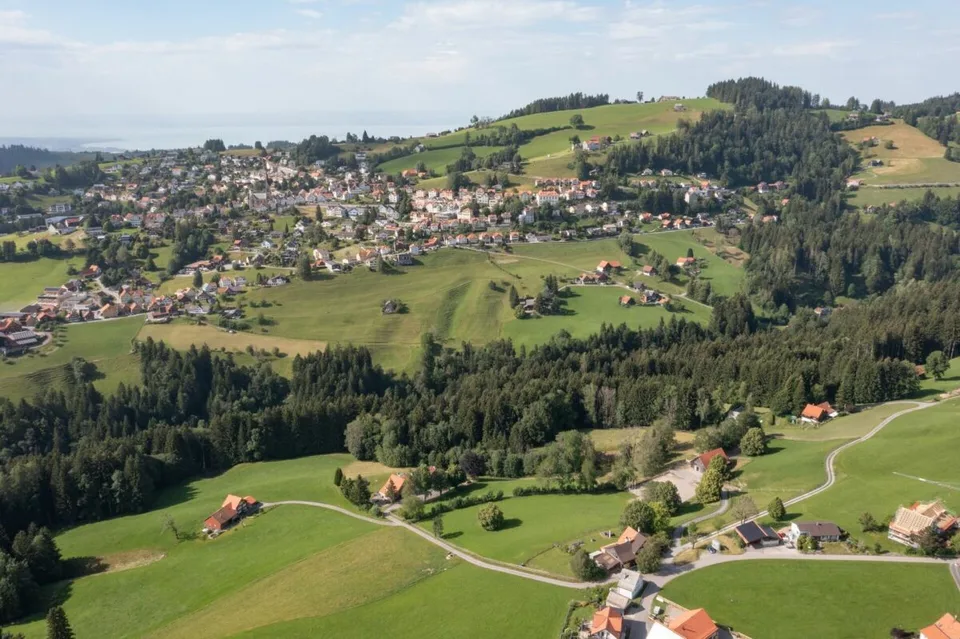 Maison appenzelloise rénovée très généreuse avec une intimité absolue