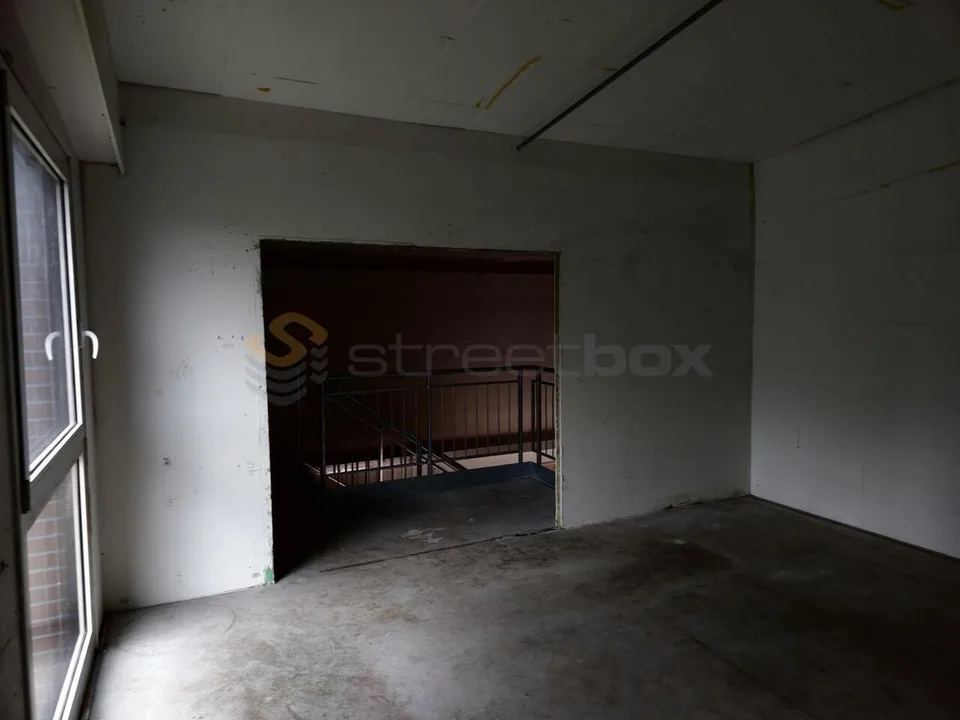 68 m2 Straßenbox sehr gut gelegen, hell! mit WC und Waschbeckenraum