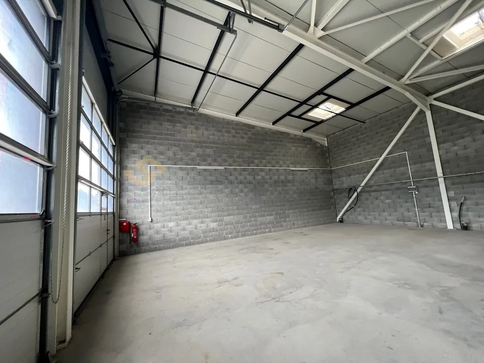 Streetbox double of 120m2 very well located - 1st rent offered