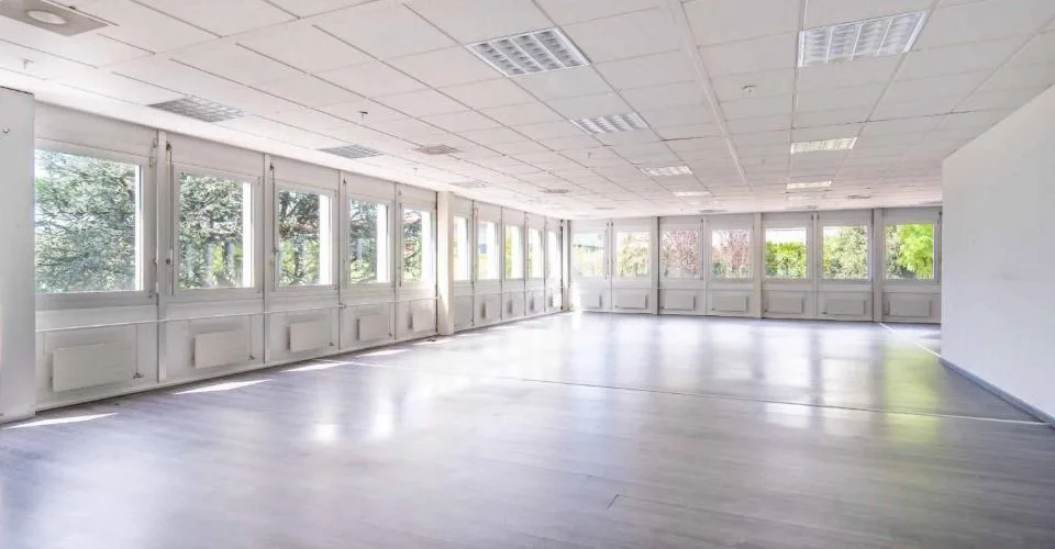 Privatisieren Sie Ihre Ebene mit dieser 360°-Fläche, die eine ideale Positionierung bietet
