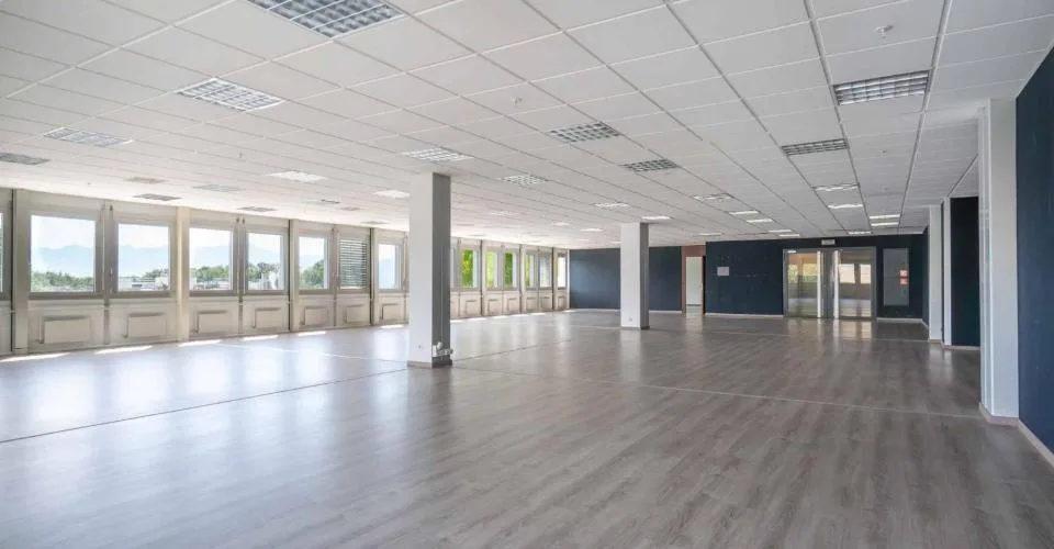 Privatisieren Sie Ihre Ebene mit dieser 360°-Fläche, die eine ideale Positionierung bietet