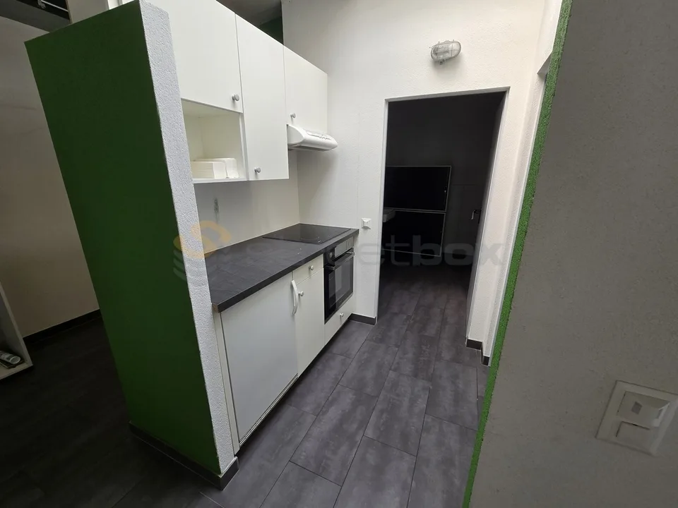 Streetbox triple of 180m2 very well located - 1st rent offered