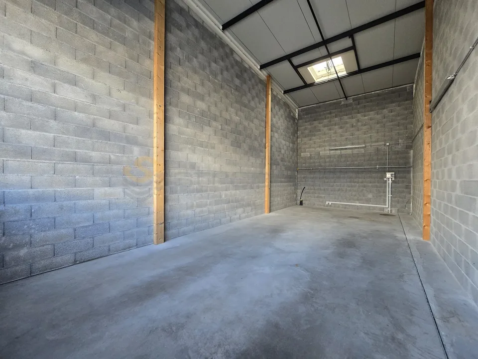 60m² Streetbox for rent - Box n°6 - First rent offered